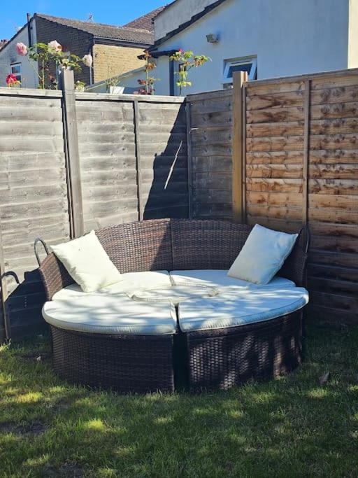 The Perfect Free Parking & Garden - Business & Leisure Apartment Woking