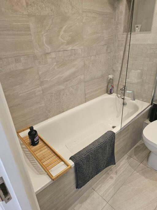 The Perfect Free Parking & Garden - Business & Leisure * Woking