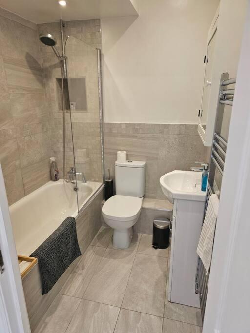 The Perfect Free Parking & Garden - Business & Leisure Apartment Woking