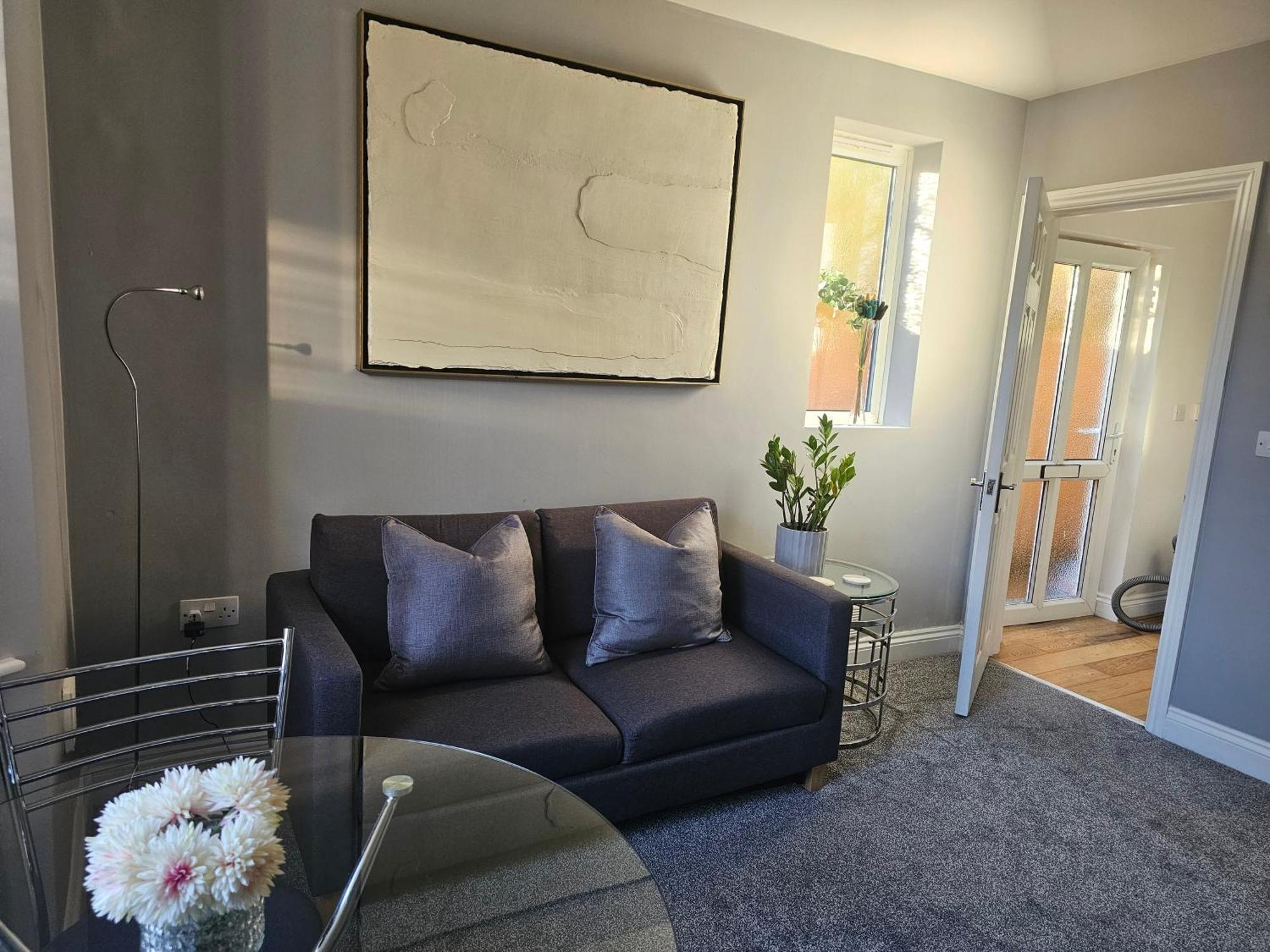 The Perfect Free Parking & Garden - Business & Leisure *